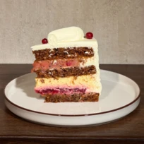 Tort Carrot Cake cu coacăze roșii